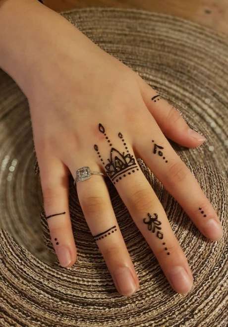 Fingertip Henna 8