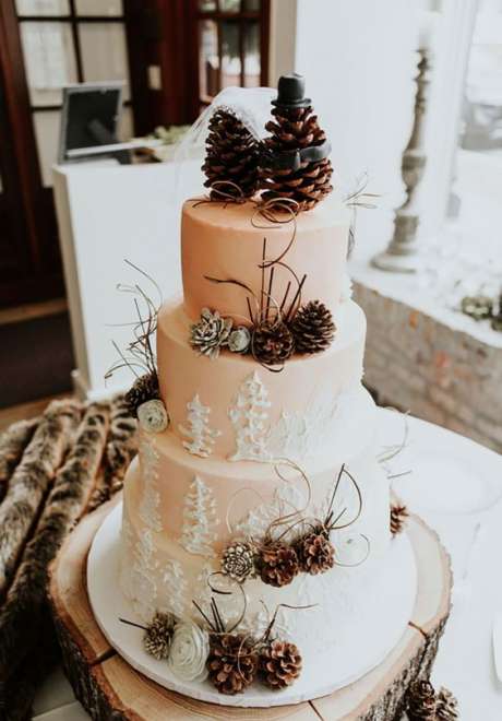 Lovely Christmas Inspired Wedding Cakes