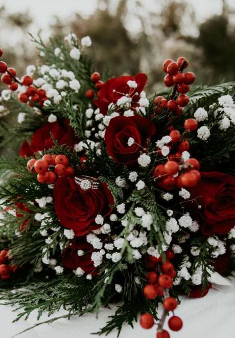Wonderful Christmas Inspired Wedding Bouquets