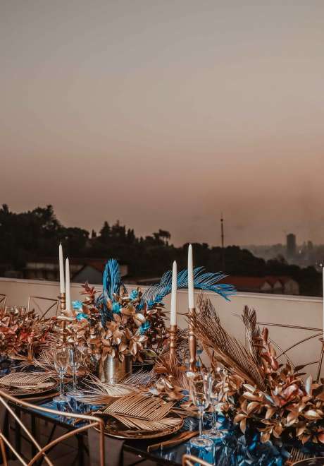 حفل زفاف عصري باللون الأزرق والعناصر المعدنية في لبنان