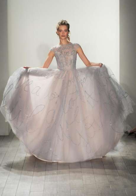 عرض فساتين زفاف هايلي بيج لخريف 2017 في أسبوع نيويورك لأزياء الزفاف
