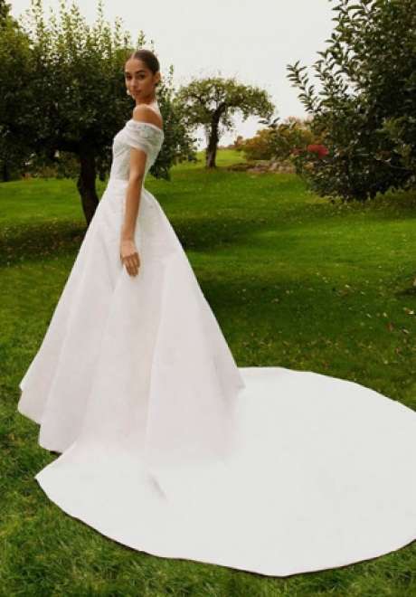 مجموعة فساتين زفاف كارولينا هيريرا لخريف 2021