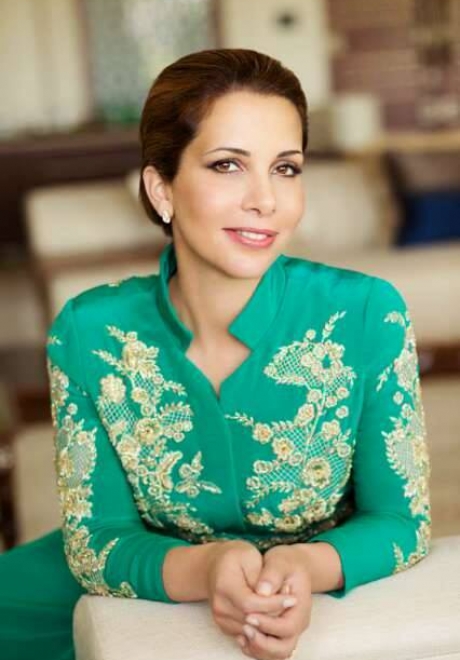 استلهمي إطلالتك بالعباءة من الأميرة هيا بنت الحسين