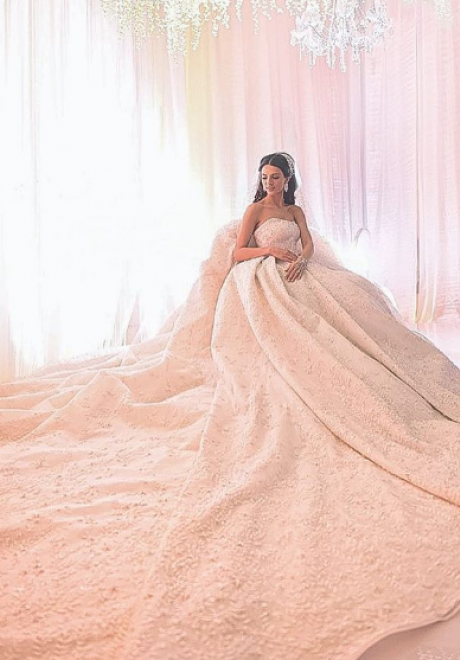 5 Wedding Dresses with Outstanding Trains 5 Wedding Dresses with Outstanding Trains