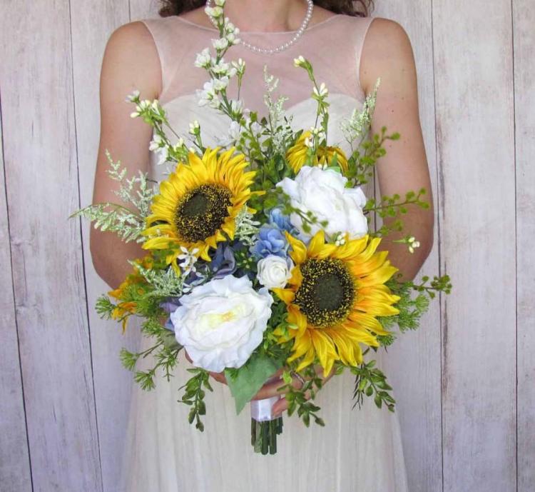 12 Sunflower Wedding Bouquets For A Bright Wedding
