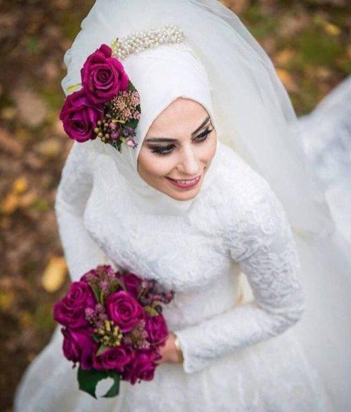حجاب عروس مزين بإكليل من الورود