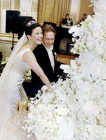 كيكة زفاف مايكل دوغلاس وكاثرين زيتا جونز