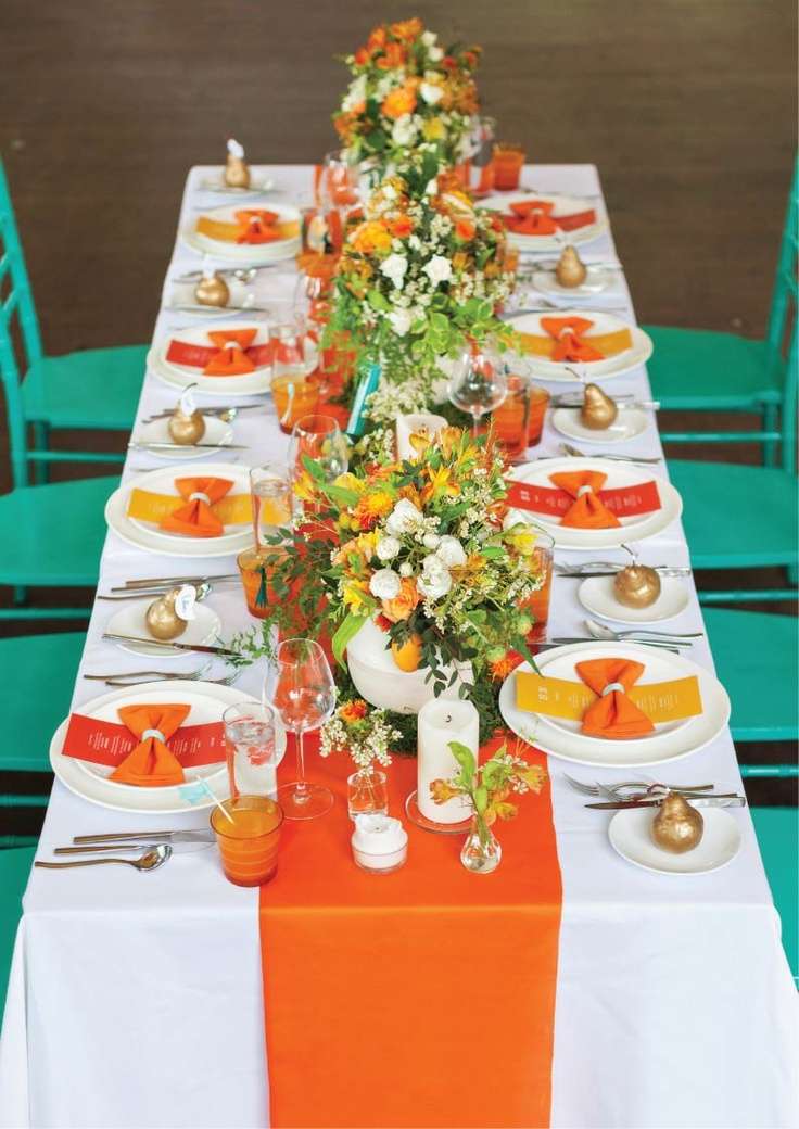 ديكورات طاولة بمزيج اللونين البرتقالي والأصفر