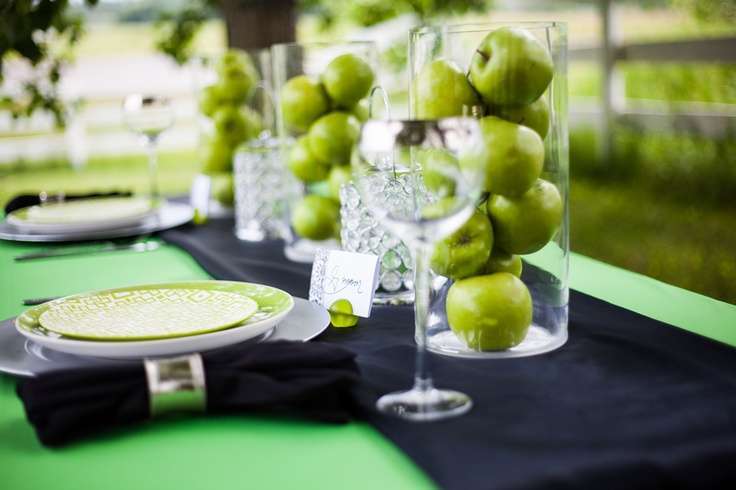 ديكورات طاولة باللون الأخضر واللون الأسود