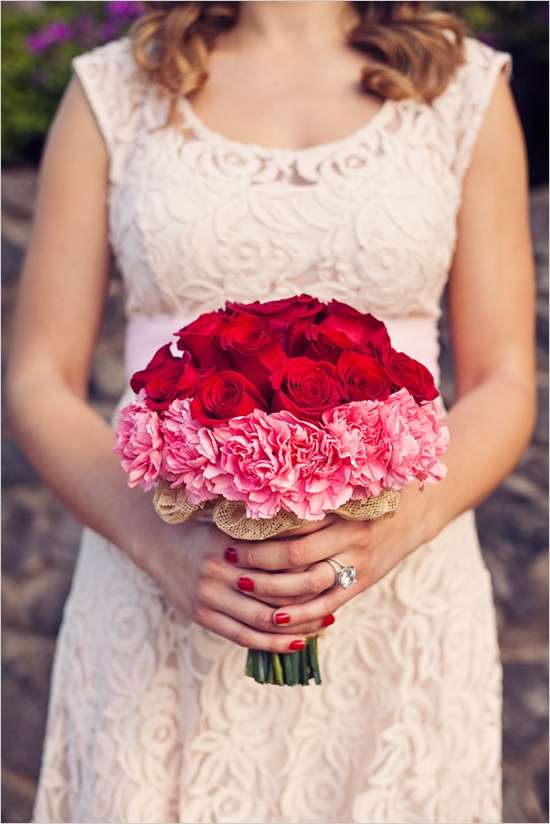 مسكة عروس بمزيج اللونين الأحمر والوردي