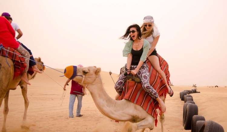سفاري الصحراء وركوب الجمال في دبي