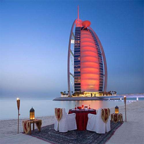 شهر عسل رومانسي في دبي مع برج العرب في الخلفية