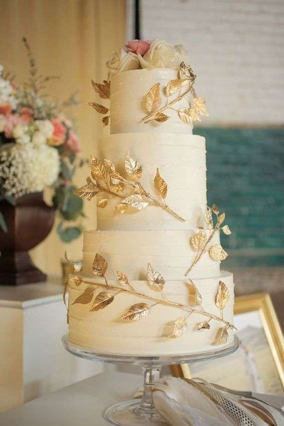 كيكة زفاف مزينة بأوراق ذهبية