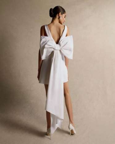 Carolina Herrera Fall 2021 Wedding Dress Collection 1