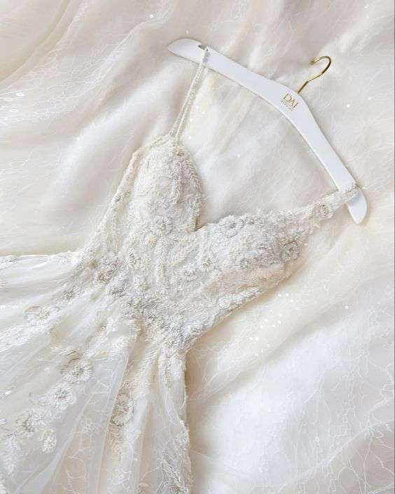 التسوق عبر الإنترنت لفساتين الزفاف 