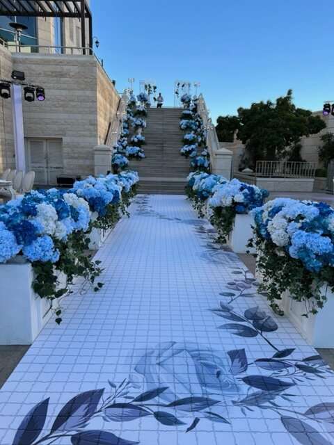 حفل خطوبة أنيق مزين بأزهار الكوبية الجميلة في عمّان