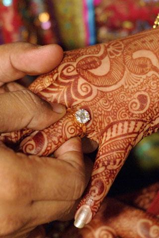 Saudi Man Marries Russian Woman in Hindu Ceremony