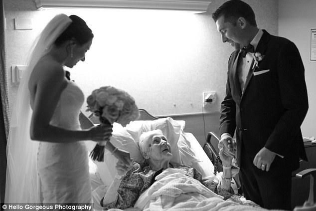 عريس يزور جدته في المستشفى قبل حفل زفافه