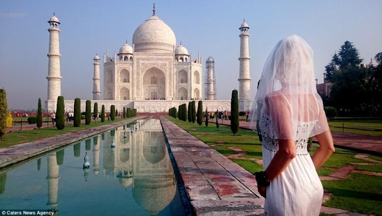سيدة تجول العالم بفستان زفافها
