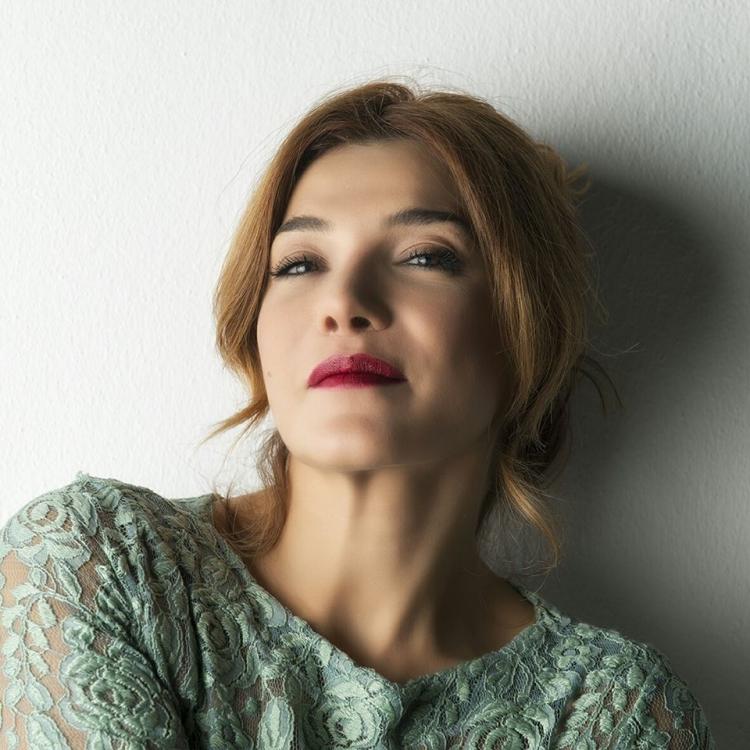 الممثلة اللبنانية ندى أبو فرحات تدخل القفص الذهبي