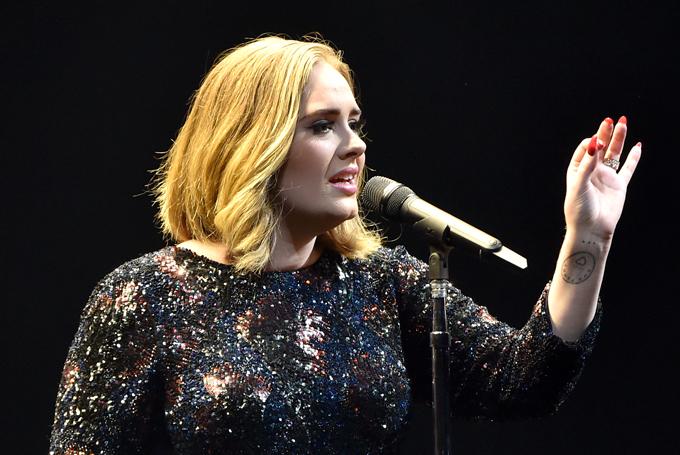 Video: Adele Spots a Proposal During Her Performance