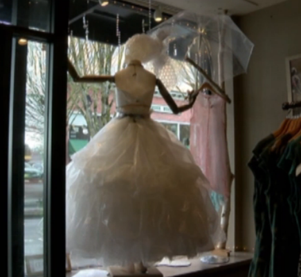 فستان زفاف مصنوع من أكياس التغليف البلاستيكية فستان زفاف مصنوع من أكياس التغليف البلاستيكية