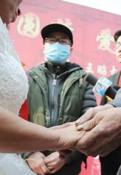 شاب يتوقف عن أخذ علاج السرطان ليمول حفل زفاف والدته