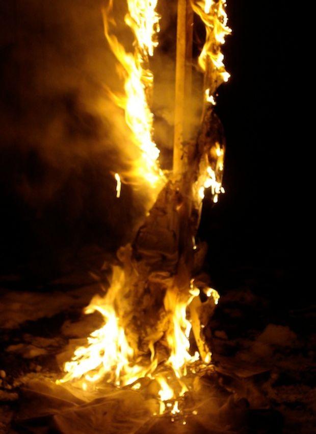 بالفيديو: عروس تحرق فستان زفافها خلال الحفل بالفيديو: عروس تحرق فستان زفافها خلال الحفل