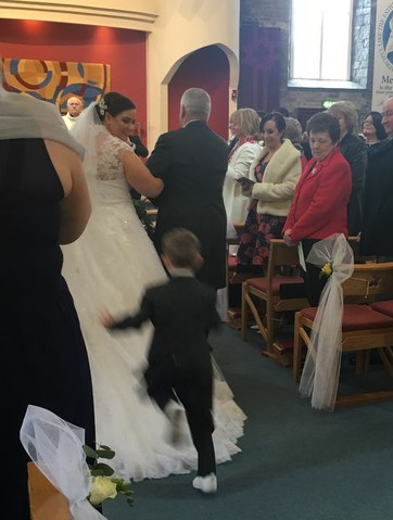 Video: Young Boy Dives Into Aunt&#039;s Wedding Dress