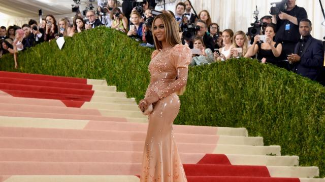 Beyonce Shows Up at Met Gala Without Jay Z or Wedding Ring