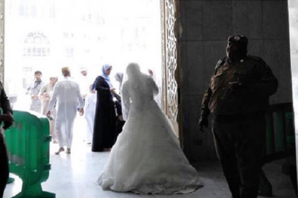 منع عروس من دخول الحرم المكي بفستان زفافها