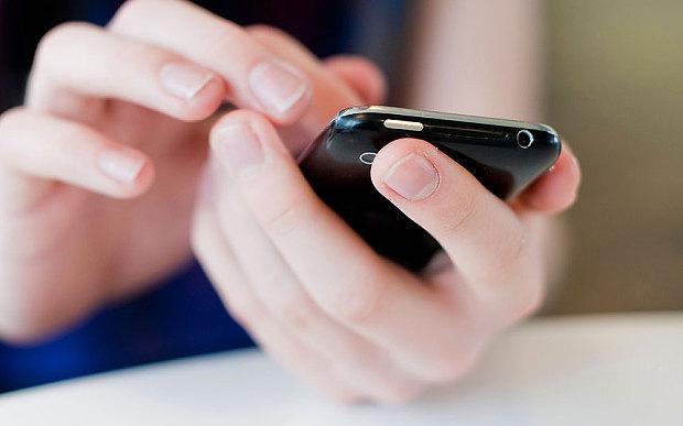 سعودي يطلق عروسه ليلة الزفاف بسبب انشغالها بالدردشة عبر الهاتف