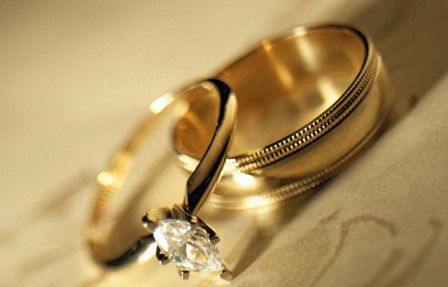 Saudi Woman Offers to Pay Dowry Money to Whoever Marries Her