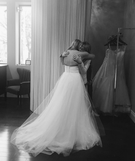 عروس تفقد فستان زفافها بحريق قبل الحفل بأيام  معدودة