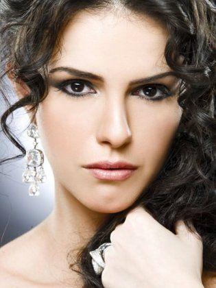 بالصور: دنيا عبد العزيز بفستان زفاف وطرحة حجاب