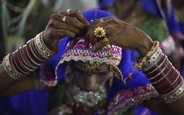 عائلة هندية تحرق عروس ابنهم بسبب لون بشرتها