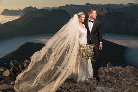 بالفيديو: عروسين يلتقطا صور زفافهما على ارتفاع 900 متر