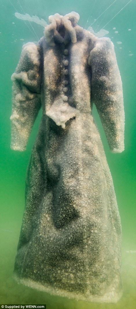 فنانة تترك فستان في البحر الميت لعامين لتحوله لقطعة فنية