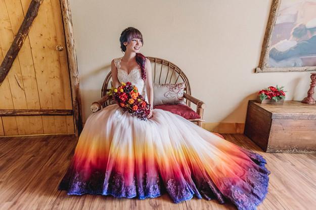 رسّامة تحول فستان زفافها للوحة فنية رائعة