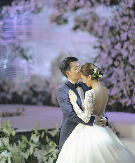 ممثلة تايلندية ترتدي 6 فساتين أعراس لحفل زفافها