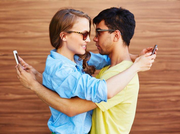 دراسة: الأزواج السعداء هم من يحافظون على علاقتهم خارج مواقع التواصل الاجتماعي 