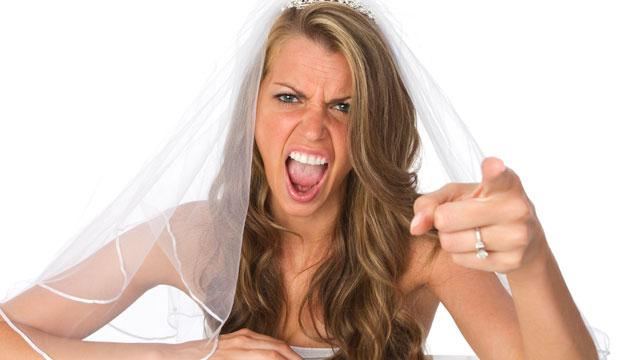 بالفيديو: عروس غاضبة تسحب عريسها مكبلاً بالسلاسل بعد أن قرر إلغاء الزفاف بالفيديو: عروس غاضبة تسحب عريسها مكبلاً بالسلاسل بعد أن قرر إلغاء الزفاف