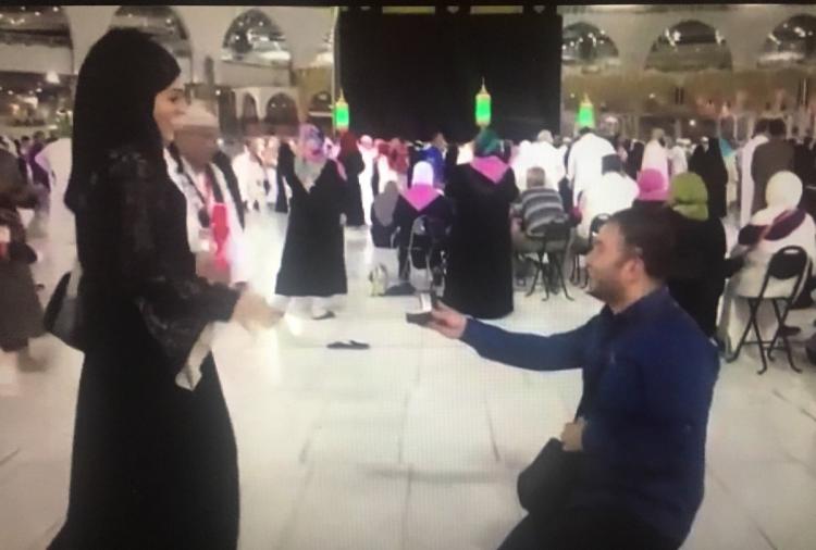 بالفيديو: تركي يتقدم لخطبة فتاة أمام الكعبة المشرفة بالفيديو: تركي يتقدم لخطبة فتاة أمام الكعبة المشرفة
