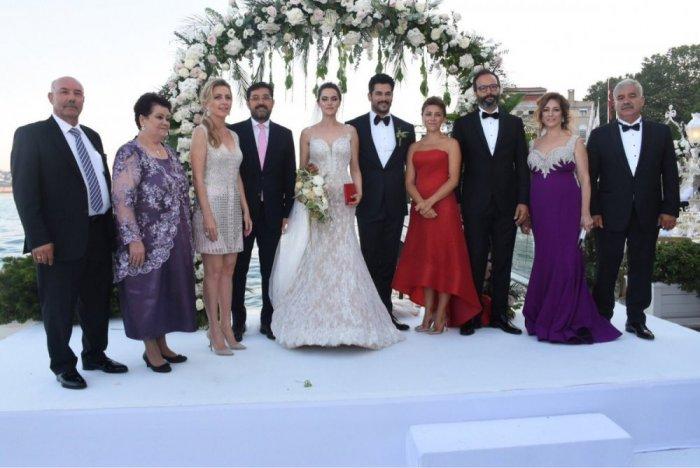 بالصور: حفل زفاف بوراك أوزجفيت وفهرية إفجان في اسطنبول