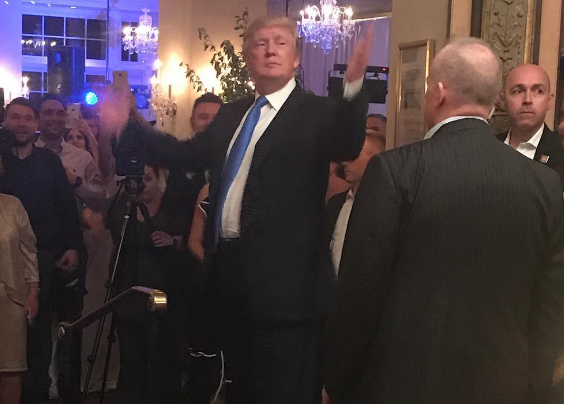 دونالد ترامب يقتحم حفل زفاف ويفاجئ العروسين والمدعوين