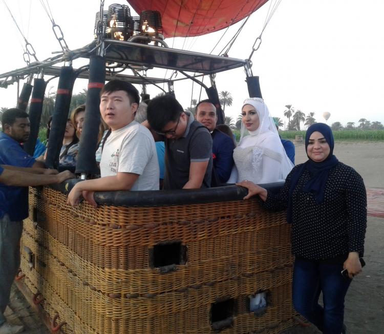 مصر: حفل زفاف في بالون طائر فوق الآثار التاريخية مصر: حفل زفاف في بالون طائر فوق الآثار التاريخية