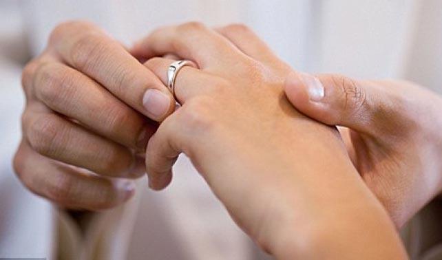 بالفيديو: طلب زواج رومانسي ينتهي بفقدان الخاتم!