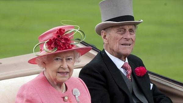الملكة إليزابيث تحتفل بالذكرى الـ70 على زواجها