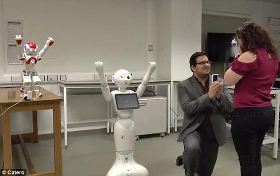 بالفيديو: طلب زواج بمساعدة روبوتات راقصة