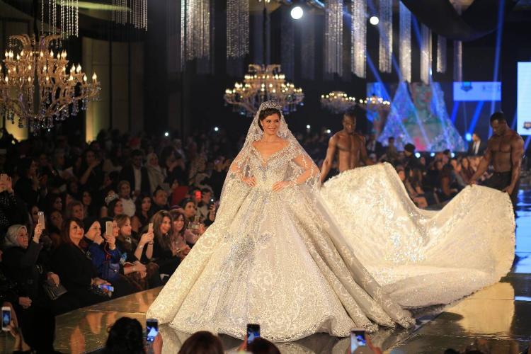 الفنانة يسرا اللوزي تتألق بأغلى فستان زفاف في العالم مرصع بالماس 